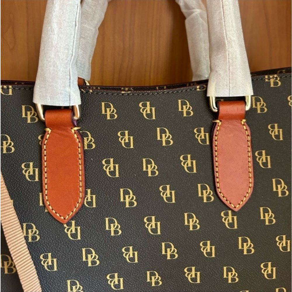 Dooney and Bourke hand and cross body bag - Picture 3 of 9